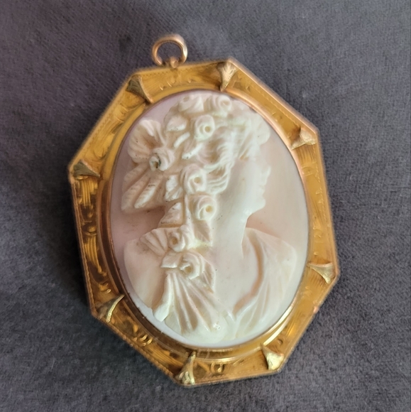 10k Victorian Cameo Brooch